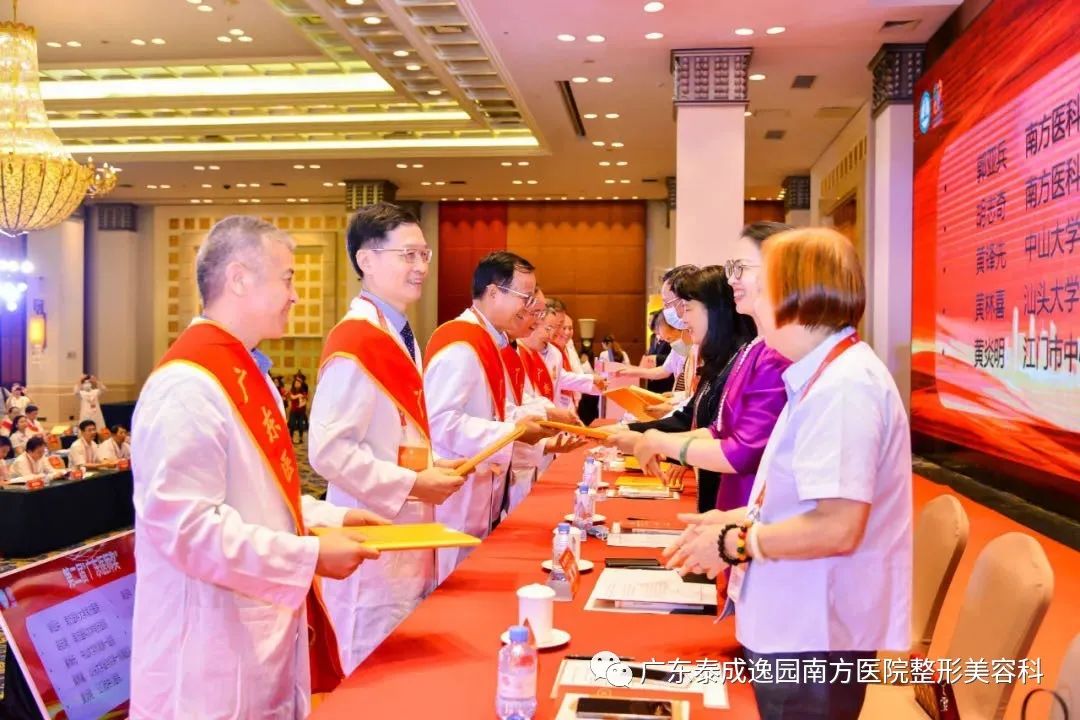 喜报！胡志奇主任荣获第二届“广东医师奖”！