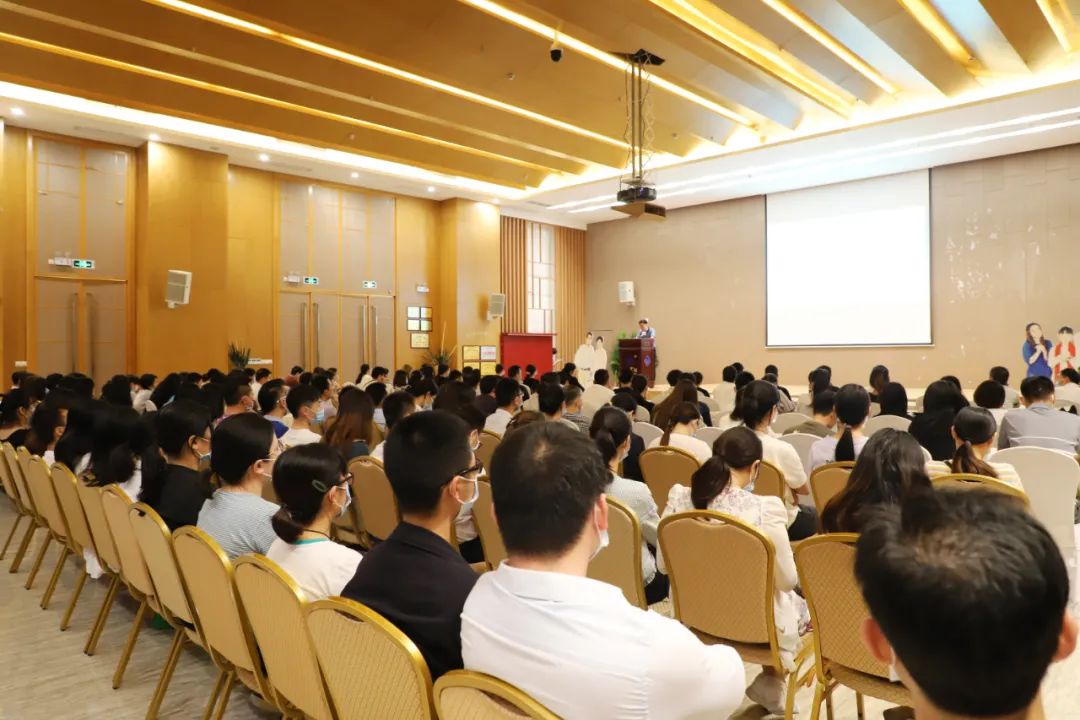 为进一步提升医院服务水平，帮助全院员工掌握礼仪服务规范和技巧，提高患者及家属的满意度，2020年10