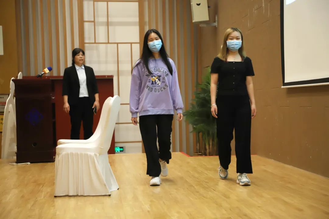 为进一步提升医院服务水平，帮助全院员工掌握礼仪服务规范和技巧，提高患者及家属的满意度，2020年10