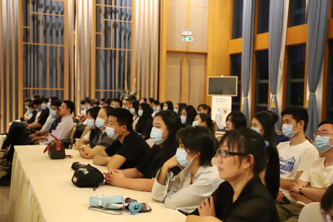 为进一步提升医院服务水平，帮助全院员工掌握礼仪服务规范和技巧，提高患者及家属的满意度，2020年10
