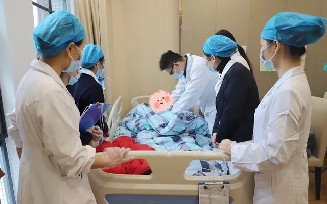 徐大爷为南方医院泰成逸园分院中医科医护人员细心照顾、贴心服务点赞！