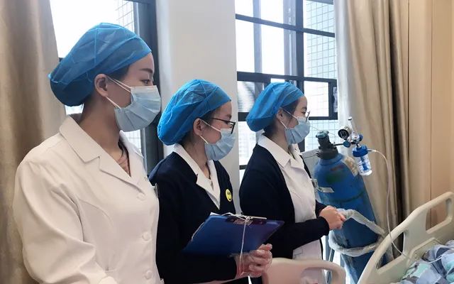 徐大爷为南方医院泰成逸园分院中医科医护人员细心照顾、贴心服务点赞！