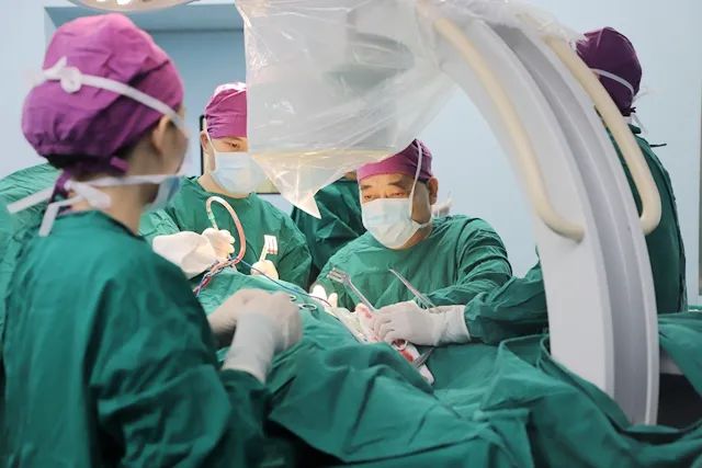 【医技动态】我院成功为95岁老人行左侧股骨粗隆间骨折闭合复位内固定术