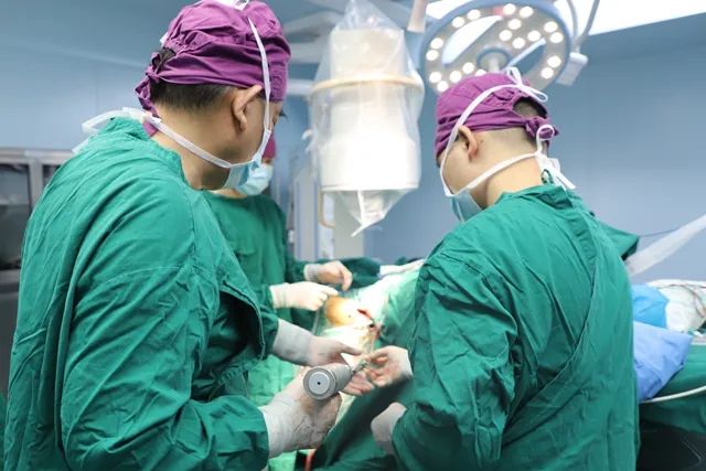 【医技动态】我院成功为95岁老人行左侧股骨粗隆间骨折闭合复位内固定术