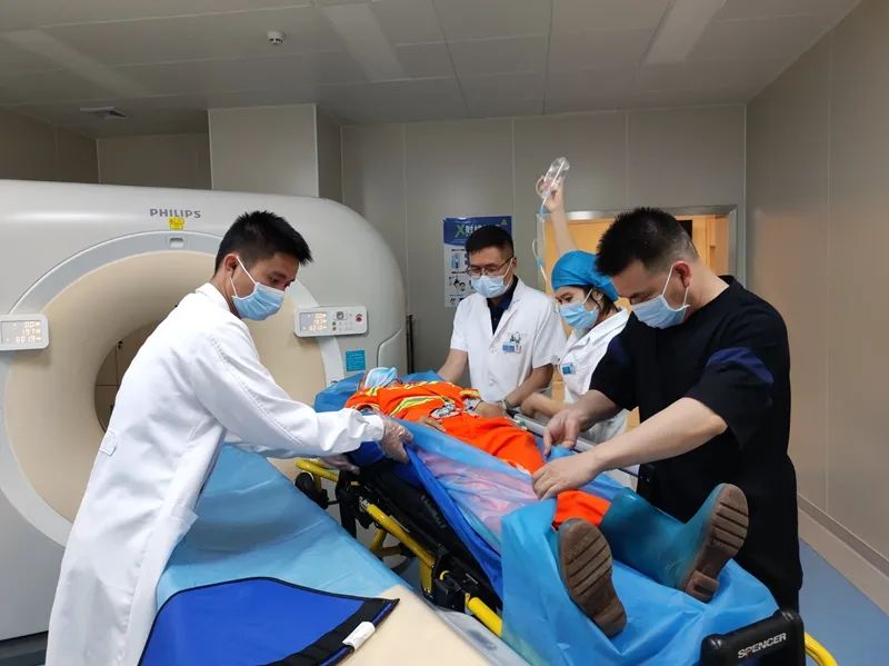 争分夺秒！南方医院泰成逸园分院急诊科全力救治车祸伤者！