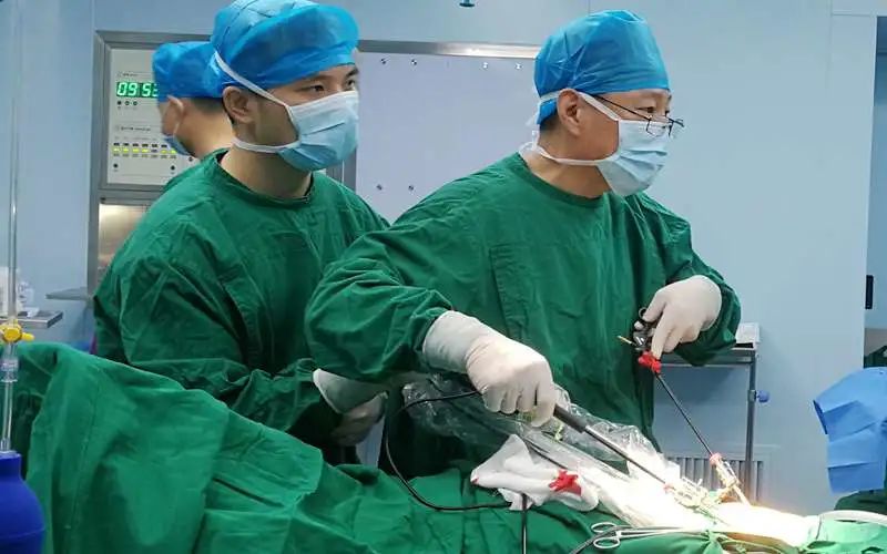 我院外科团队顺利完成腹腔镜下腹股沟疝修补术，轻松解除患者病痛