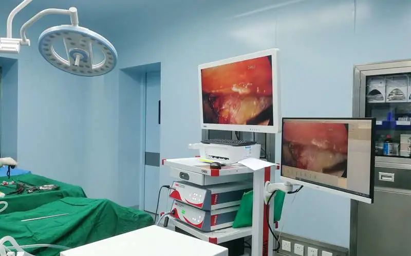 我院外科团队顺利完成腹腔镜下腹股沟疝修补术，轻松解除患者病痛
