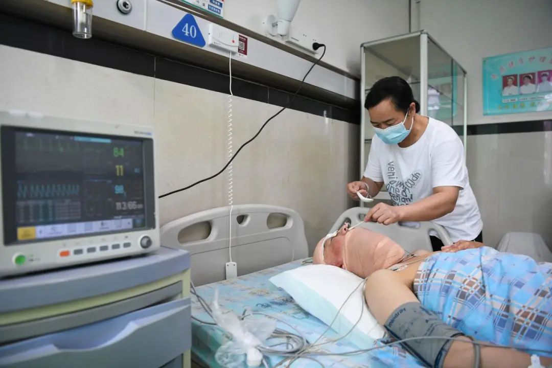 “面具男孩”高考后，在南方医院接受免费瘢痕治疗