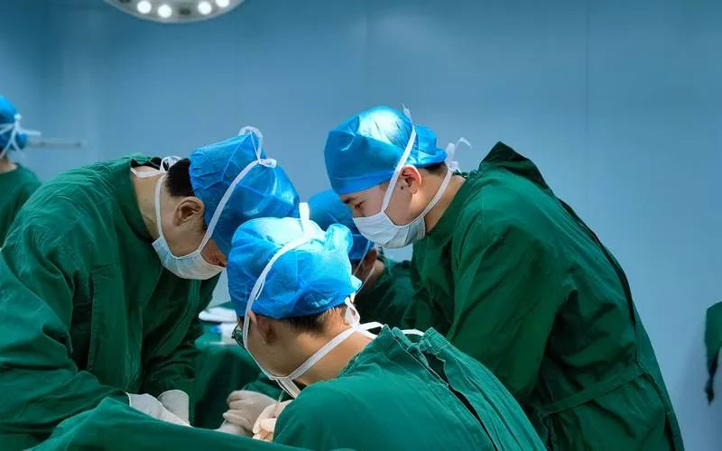 南方医院泰成逸园分院外科为八旬老人顺利完成右桡骨远端骨折复位内固定术