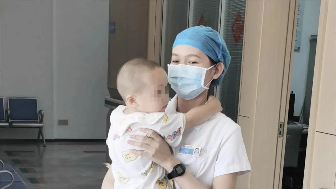 急诊科故事：老人生病孙子哭闹不止，急诊科护士及时“救场”