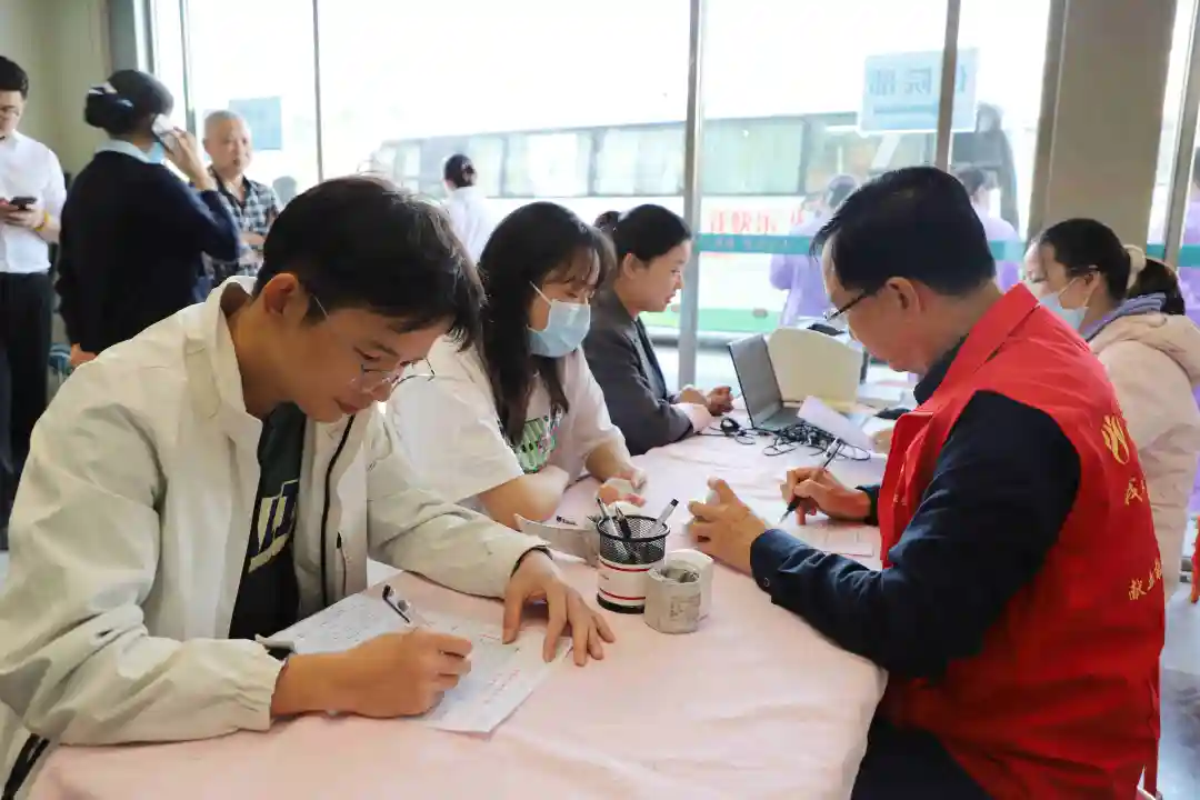 热血递温情，点滴聚爱心——泰成逸园医院献血活动诠释医者仁心
